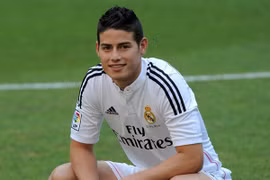 Ngôi sao của Real Madrid đứng tim khi CĐV lao vào sân đòi chụp ảnh "tự sướng"