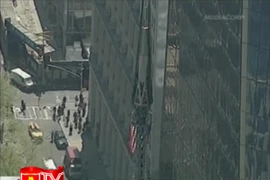 Lắp đặt đỉnh tháp tòa tháp đôi Trung tâm thương mại thế giới mới tại New York