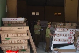 Phát hiện kho chứa giấy dán tường, dán kính nhập lậu