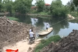 Liều mạng đánh đu với "thuỷ thần" ngay giữa Thủ đô