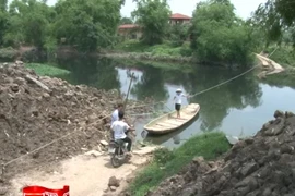 Liều mạng đánh đu với "thuỷ thần" ngay giữa Thủ đô