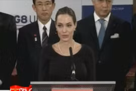 Angelina Jolie đã phẫu thuật cắt bỏ toàn bộ ngực