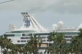 Tàu chở hơn 2.000 người bốc cháy 