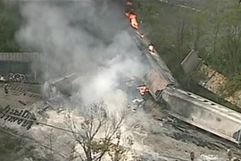 Tàu trật đường ray, bốc cháy dữ dội