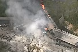 Tàu trật đường ray, bốc cháy dữ dội
