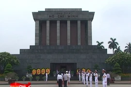 Đoàn đại biểu Bộ Công an vào Lăng viếng Hồ Chủ Tịch