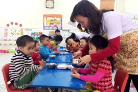 Đưa giáo viên dôi dư xuống dạy mầm non: Giải pháp tình thế để… lấp chỗ trống