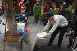 Bị phạt 6 triệu đồng vì vứt rác ra vỉa hè