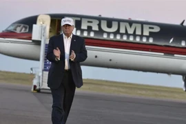 Máy bay chở cựu Tổng thống Mỹ Donald Trump phải hạ cánh khẩn cấp