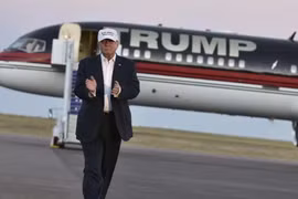 Máy bay chở cựu Tổng thống Mỹ Donald Trump phải hạ cánh khẩn cấp