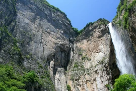 Thác nước tự nhiên nổi tiếng ở Trung Quốc bị phát hiện có…đường ống hỗ trợ