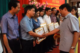 Tuyên dương 35 tập thể và 47 cá nhân có thành tích trong công tác bầu cử