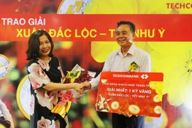 Techcombank trao 1kg vàng cho khách hàng may mắn