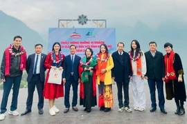 Hà Giang đón đoàn du khách đầu tiên đến cao nguyên đá năm 2024