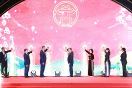 Hàng vạn du khách đổ về Hồ Tây tham dự “Hương sắc Tây Hồ”