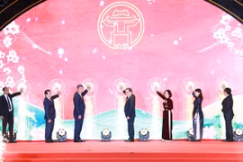 Hàng vạn du khách đổ về Hồ Tây tham dự “Hương sắc Tây Hồ”