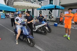 Xem thầy cô, phụ huynh và học sinh Hà Nội thích thú trải nghiệm xe điện Vinfast