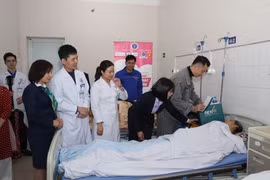 Mang Giáng sinh yêu thương đến 2 bệnh viện phía Nam