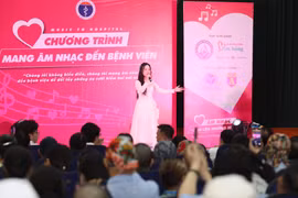 Mang âm nhạc tới Bệnh viện Trung ương Thái Nguyên