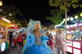 Show LGBTQ “Xúng xính” gây sốt tại chợ đêm Vui Phết, Phú Quốc