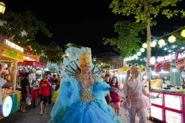 Show LGBTQ “Xúng xính” gây sốt tại chợ đêm Vui Phết, Phú Quốc