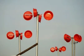 Chậu nhựa tạo điện gió ở xóm thuyền Hà Nội