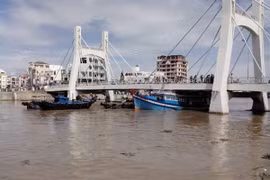 Đang giải cứu con tàu bị thủy triều "ép chặt" vào gầm cầu ở Bình Thuận