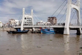 Đang giải cứu con tàu bị thủy triều "ép chặt" vào gầm cầu ở Bình Thuận