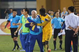 HLV Petrovic bị cấm chỉ đạo 2 trận sau vụ phản ứng trọng tài