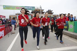 Hoa hậu, người đẹp Việt Nam xuống đường chạy marathon
