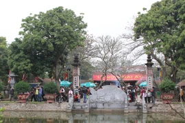 Chưa khai ấn, người người đã đổ về đền Trần