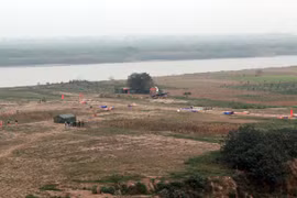 Trận địa pháo hoa bãi giữa sông Hồng và cầu Nhật Tân trước giờ G