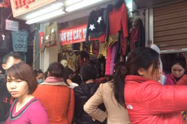 Cận Tết, tắc đường vì mua hàng xả kho, thanh lý