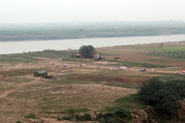 Trận địa pháo hoa bãi giữa sông Hồng và cầu Nhật Tân trước giờ G