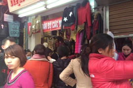 Cận Tết, tắc đường vì mua hàng xả kho, thanh lý