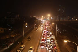 Pháo hoa kết thúc, biển người ùn ùn rời cầu Nhật Tân 