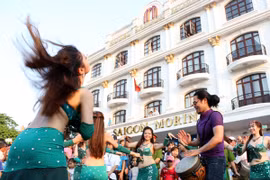 "Bỏng mắt" ngắm dàn vũ công múa bụng trên đường phố