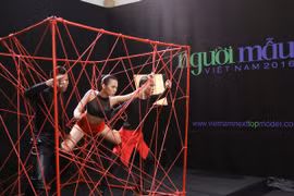 Thí sinh Vietnam’s Next Top Model mùa thứ 7 "nghẹt thở" trong chiếc lồng dây thừng
