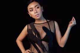 Nữ hoàng ảnh lịch Y Phụng "danh bất hư truyền" trong những thiết kế cực gợi cảm