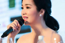 Hoa hậu đền Hùng Giáng My khoe vòng 1 đầy gợi cảm trên "ghế nóng"