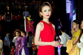 Hoa hậu Ngọc Diễm diện đầm đỏ rực đi làm MC "Ngôi sao phương Nam"