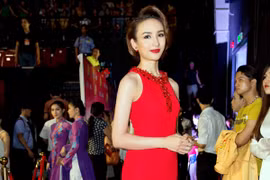 Hoa hậu Ngọc Diễm diện đầm đỏ rực đi làm MC "Ngôi sao phương Nam"
