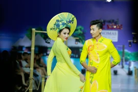 Siêu mẫu Diễm Nhung khỏe vẻ đẹp cuốn hút trên sàn diễn "Nắng hạ"