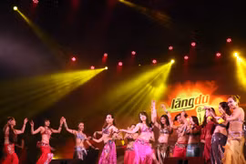 Vũ đoàn Sadie "đốt cháy" sân khấu Cung An Định bằng màn múa bụng nóng bỏng