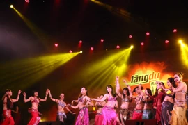 Vũ đoàn Sadie "đốt cháy" sân khấu Cung An Định bằng màn múa bụng nóng bỏng