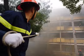 Nâng cao kỹ năng thoát nạn đám cháy cho sinh viên 