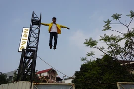 Người dân sững sờ chứng kiến thanh niên lơ lửng trên không