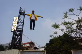 Người dân sững sờ chứng kiến thanh niên lơ lửng trên không