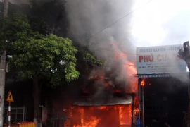 Cháy nhà dân sát trụ sở ngân hàng, nhân viên chạy toán loạn