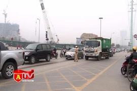 Nhiều phương tiện vẫn lấn làn xe bus BRT